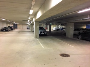 Pysäköinti lämpimässä hallissa kätevän liukuoven takana